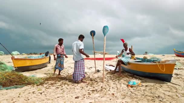 ラメシュワラム インド Circa 2019年12月 小さな村の近くのビーチで釣りをする人々のグループ Dhanushkodi — ストック動画