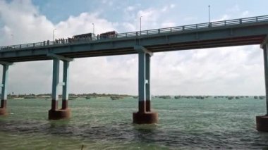 Rameshwaram, Hindistan - Aralık 2019. Rameshwaram 'daki Pamban Köprüsü manzarası. Pamban adasıyla Hindistan 'ı birbirine bağlayan ilk Hint köprüsü..