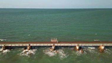 Rameshwaram, Hindistan - Aralık 2019. Rameshwaram 'daki Pamban Köprüsü manzarası. Pamban adasıyla Hindistan 'ı birbirine bağlayan ilk Hint köprüsü..