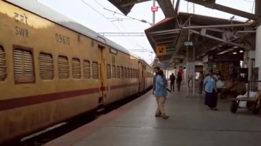 Mysore, Hindistan - Aralık 2019. Mysore tren istasyonunun manzarası.