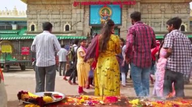 Mysore, Hindistan - Aralık 2019. Takipçiler Mysore yakınlarındaki Chamundi Tepeleri 'ndeki Sri Chamundeshwari Tapınağını ziyaret ediyorlar..