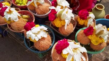 Çiçek ve hindistan cevizi ikramı Sri Chamundeshwari Tapınağı yakınlarındaki sokak pazarında, Mysore, Hindistan