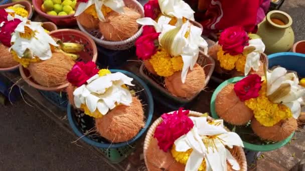 Virág és kókusz felajánlások az utcai piacon Sri Chamundeshwari templom közelében, Mysore, India