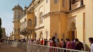 Mysore, Hindistan - Aralık 2019. Turistler sarayımı ziyaret ediyor..