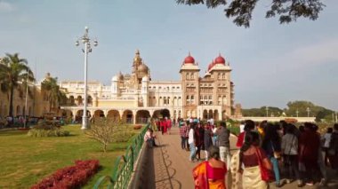 Mysore, Hindistan - Aralık 2019. Turistler sarayımı ziyaret ediyor..