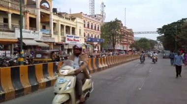 Mysore, Hindistan - Aralık 2019. Mysore caddelerinde trafik var..