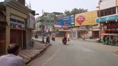 Varanasi, Hindistan - Ekim 2019. Varanasi 'nin kalabalık caddelerinde yol trafiği.
