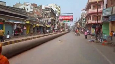 Varanasi, Hindistan - Ekim 2019. Varanasi 'nin kalabalık caddelerinde yol trafiği.