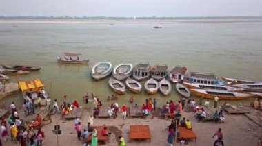 Varanasi, Hindistan - Ekim 2019. Varanasi 'nin ghatlarında tekneler.