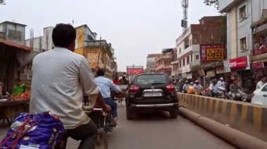 Varanasi, Hindistan - Ekim 2019. Varanasi 'nin kalabalık caddelerinde yol trafiği.