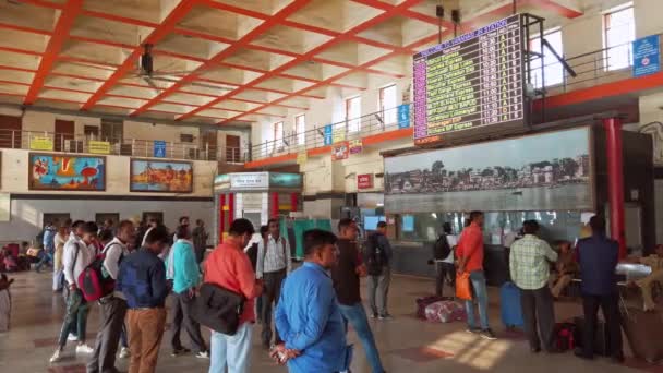 Varanasi Indien Circa Oktober 2019 Menschen Bahnhof Varanasi Junction — Stockvideo