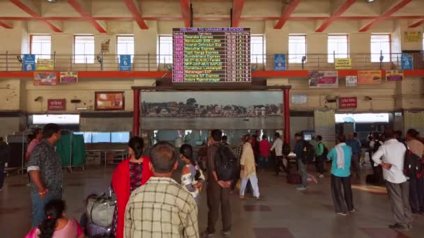 Varanasi India Circa Octubre 2019 Personas Estación Tren Varanasi Junction — Vídeos de Stock