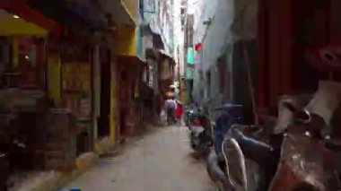 Varanasi, Hindistan - Ekim 2019. Varanasi sokaklarında hayat.