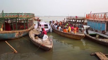 Varanasi, Hindistan - Ekim 2019. Varanasi 'nin ghatlarında tekneler.
