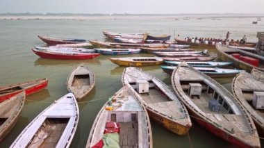 Varanasi, Hindistan - Ekim 2019. Varanasi 'nin ghatlarında tekneler.