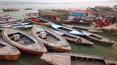 Varanasi, Hindistan - Ekim 2019. Varanasi 'nin ghatlarında tekneler.