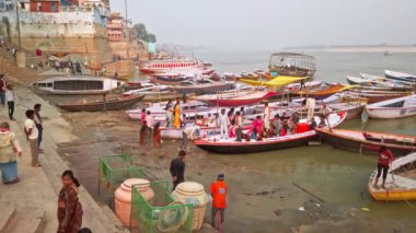 Varanasi, Hindistan - Ekim 2019. Varanasi 'nin ghatlarında tekneler.