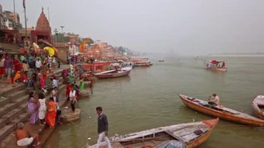 Varanasi, Hindistan - Ekim 2019. Varanasi 'nin ghatlarında tekneler.