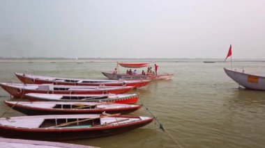 Varanasi, Hindistan - Ekim 2019. Varanasi 'nin ghatlarında tekneler.