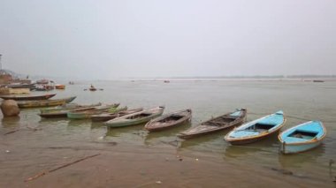 Varanasi, Hindistan - Ekim 2019. Varanasi 'nin ghatlarında tekneler.