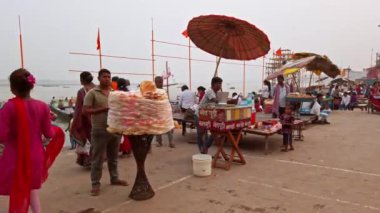 Varanasi, Hindistan - Ekim 2019. Varanasi 'nin ghatlarında günlük yaşam.
