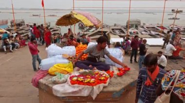 Varanasi, Hindistan - Ekim 2019. Varanasi 'nin ghatlarında günlük yaşam.
