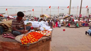 Varanasi, Hindistan - Ekim 2019. Varanasi 'nin ghatlarında günlük yaşam.