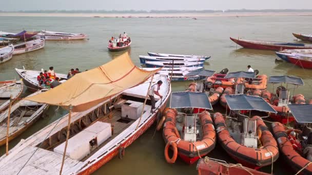 Varanasi India Circa Octubre 2019 Barcos Los Ghats Varanasi — Vídeo de stock