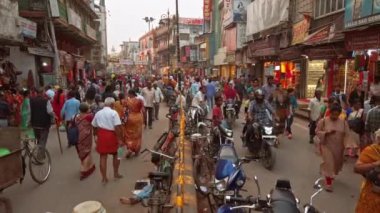 Varanasi, Hindistan - Ekim 2019. Varanasi sokaklarında hayat.
