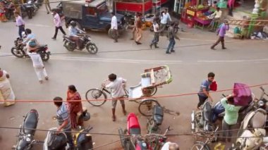 Varanasi, Hindistan - Ekim 2019. Varanasi 'nin kalabalık caddelerinde yol trafiği.