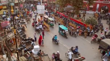 Varanasi, Hindistan - Ekim 2019. Varanasi 'nin kalabalık caddelerinde yol trafiği.