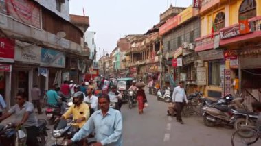 Varanasi, Hindistan - Ekim 2019. Varanasi 'nin kalabalık caddelerinde yol trafiği.