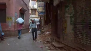Varanasi, Hindistan - Ekim 2019. Varanasi sokaklarında hayat.