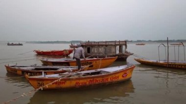 Varanasi, Hindistan - Ekim 2019. Varanasi 'nin ghatlarında tekneler.