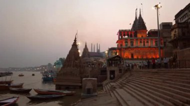Varanasi, Hindistan - Ekim 2019. Varanasi 'nin ghatlarında tekneler.