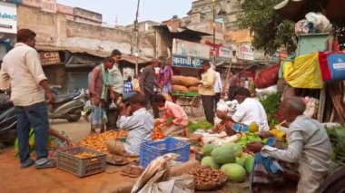 Varanasi, Hindistan - Ekim 2019. Varanasi 'de sebze pazarı.