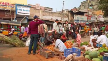 Varanasi, Hindistan - Ekim 2019. Varanasi 'de sebze pazarı.