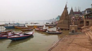 Varanasi, Hindistan - Ekim 2019. Varanasi 'nin ghatlarında tekneler.