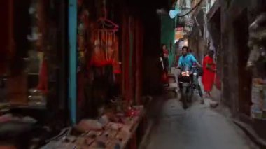 Varanasi, Hindistan - Ekim 2019. Varanasi sokaklarında hayat.