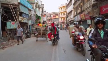 Varanasi, Hindistan - Ekim 2019. Varanasi 'nin kalabalık caddelerinde yol trafiği.
