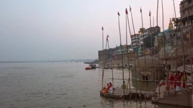 Varanasi, Hindistan - Ekim 2019. Varanasi 'nin ghatlarında günlük yaşam.