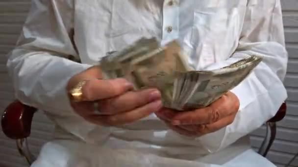 바라나시 2019 500 지폐를 계산하는 돈바꾸기 — 비디오