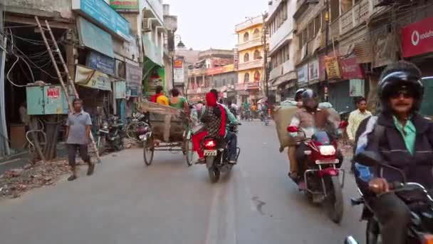 Varanasi Hindistan Ekim 2019 Varanasi Nin Kalabalık Caddelerinde Yol Trafiği — Stok video