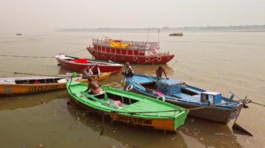 Varanasi, Hindistan - Ekim 2019. Varanasi 'nin ghatlarında tekneler.