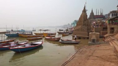 Varanasi, Hindistan - Ekim 2019. Varanasi 'nin ghatlarında tekneler.