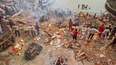 Varanasi, Hindistan - Ekim 2019. Manikarnika Ghat, Varanasi 'deki ghatlardan biridir ve en çok Hindu yakma yeri olarak bilinir..