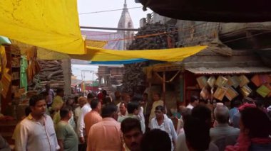 Varanasi, Hindistan - Ekim 2019. Manikarnika Ghat, Varanasi 'deki ghatlardan biridir ve en çok Hindu yakma yeri olarak bilinir..