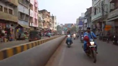Varanasi, Hindistan - Ekim 2019. Varanasi 'nin kalabalık caddelerinde yol trafiği.