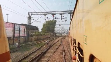 Varanasi, Hindistan - Ekim 2019. Varanasi Junction tren istasyonunun görüntüsü.