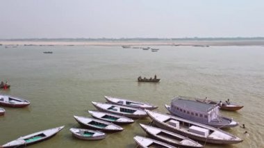 Varanasi, Hindistan - Kasım 2019. Varanasi 'nin ghatlarında tekneler.